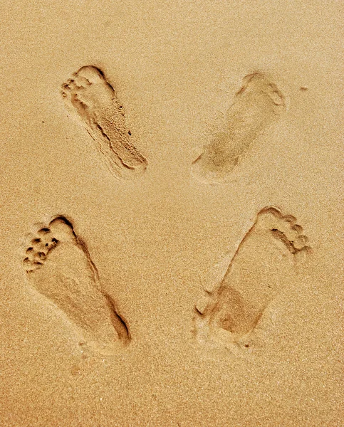 Fotspår efter sex på stranden — Stockfoto