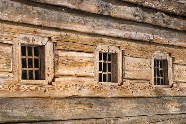 Ξύλινα παράθυρα καρέ σε ξύλινο σπίτι — Φωτογραφία Αρχείου