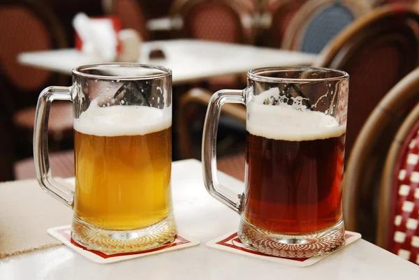 Óculos com cerveja clara e escura em um café — Fotografia de Stock