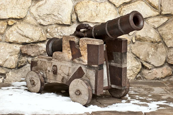 Antike Kanone auf dem Gelände der Burg in lviv, Ukraine — Stockfoto