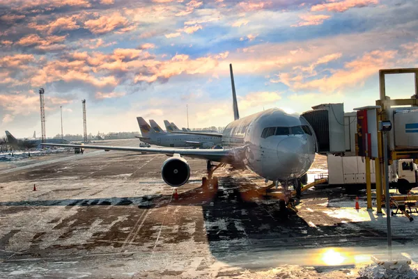 Avión en la bahía de carga del aeropuerto — Foto de Stock