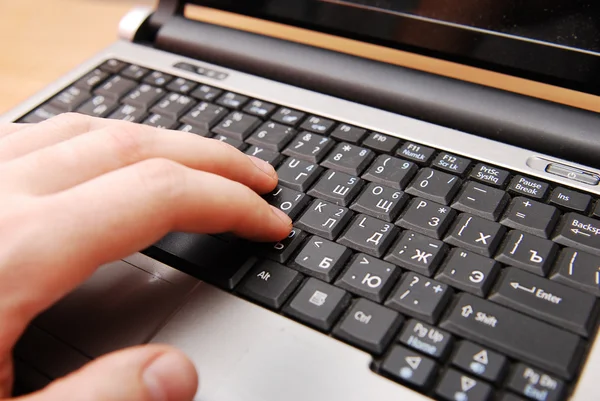 Eller dizüstü bilgisayarda yazarken klavyeyi kapat — Stok fotoğraf