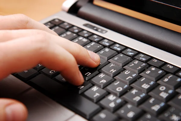 Mani digitando sulla tastiera del computer portatile da vicino — Foto Stock