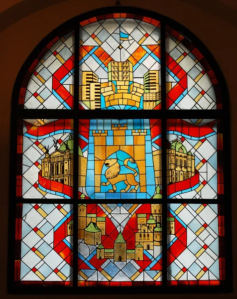 หน้าต่างกระจกสีที่มีสัญลักษณ์ของเมืองในปราสาทโบราณ — ภาพถ่ายสต็อก