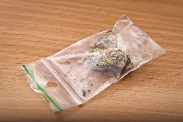 Sacchetto di marijuana per fare una canna e un nascondiglio — Foto Stock