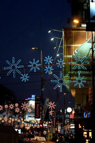 Joulukoristeet ja valot Bucarest — kuvapankkivalokuva