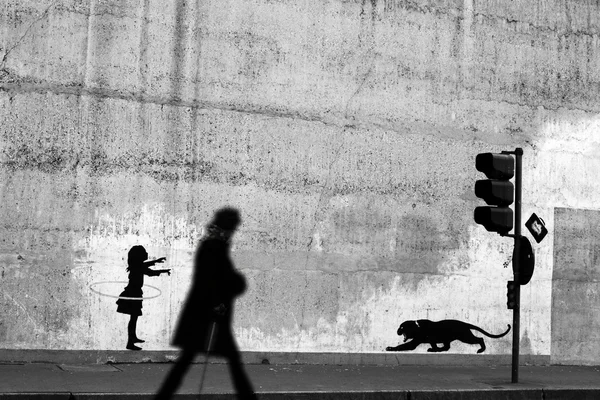 Silhouette che passa da un muro con graffiti — Foto Stock