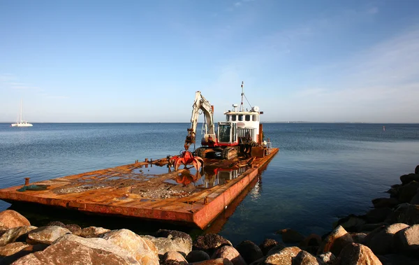 Båt med bulldozer — Stockfoto