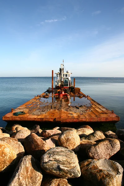 Barca con bulldozer — Foto Stock