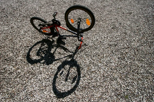 Criança bicicleta e sombra — Fotografia de Stock