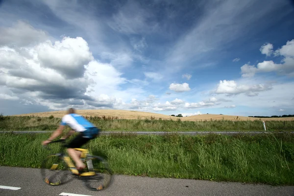 Небо и велосипед — стоковое фото