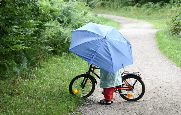 Dzieci z roweru — Zdjęcie stockowe
