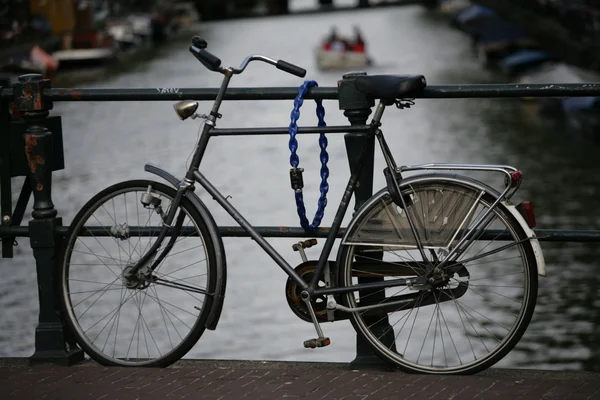 Fahrräder in amsterdam — Stockfoto