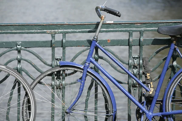 Fahrräder in amsterdam — Stockfoto