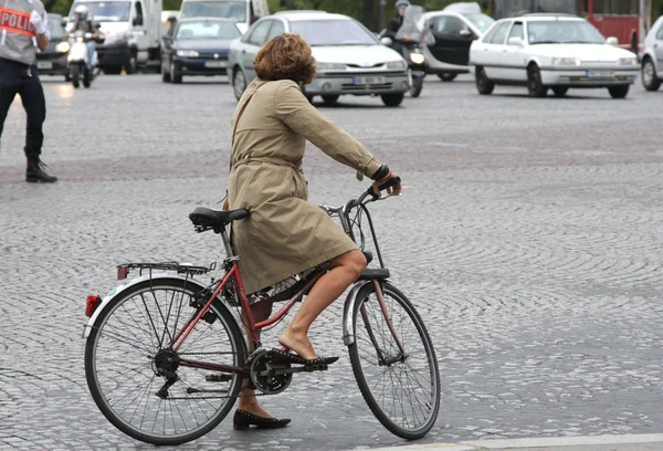 파리에서 자전거 — 스톡 사진