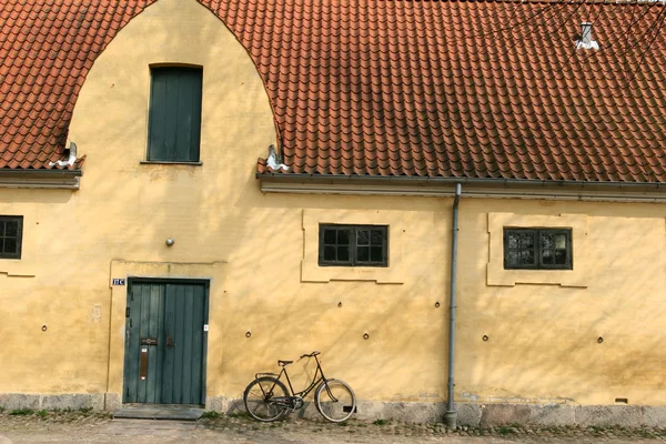 Sarı ev — Stok fotoğraf