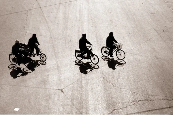 Їзда на велосипеді в Пекіні — стокове фото