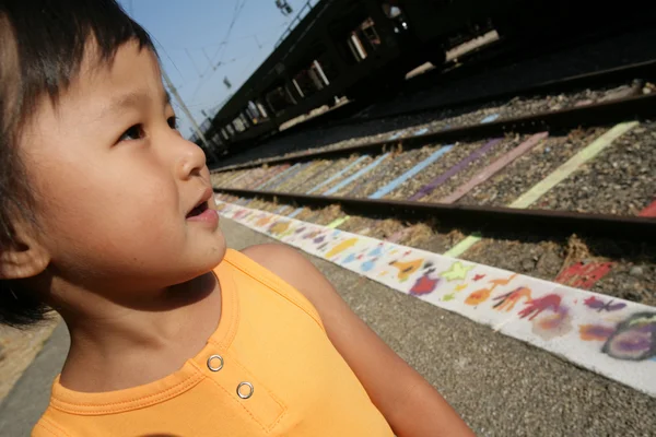 Meisje en spoorweg track — Stockfoto
