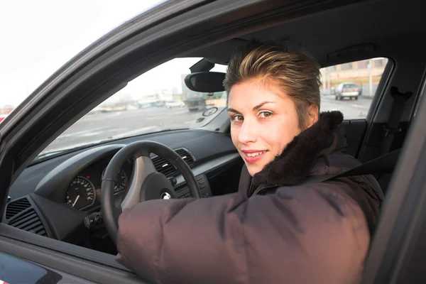 Žena řídí — Stock fotografie