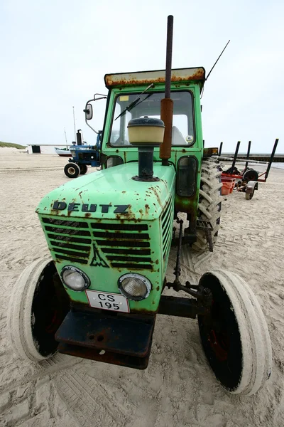 在海滩上的拖拉机 — 图库照片
