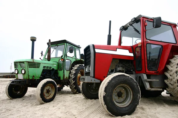 Tractor en una playa —  Fotos de Stock