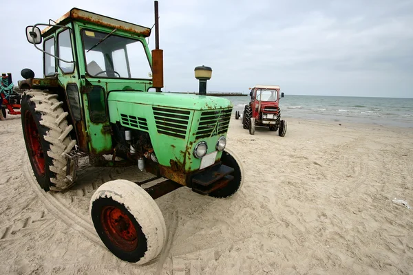 Трактор на пляже — стоковое фото