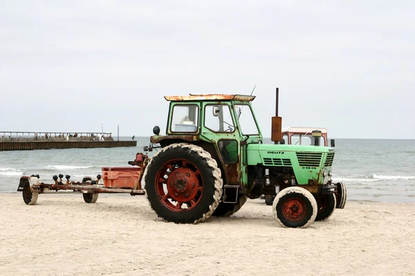 Трактор на пляже — стоковое фото