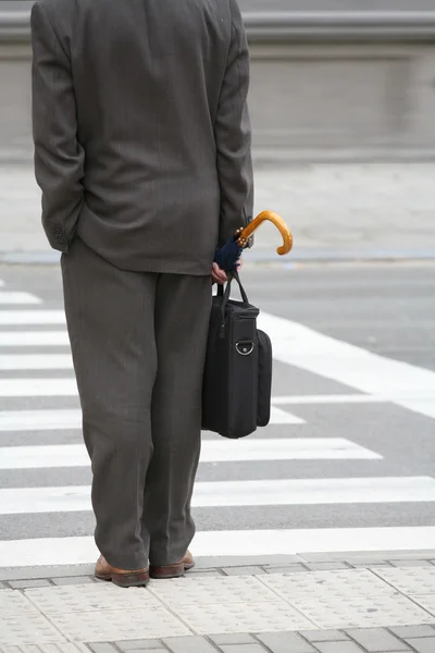 Business man waiting at crosswalk — Stock Photo, Image