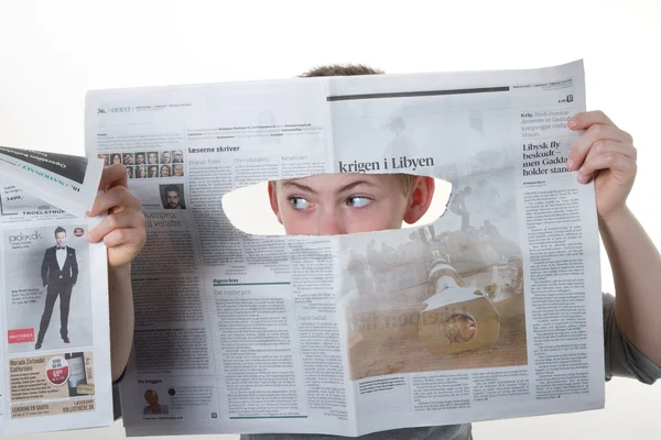 Reading newspaper — Stock Photo, Image
