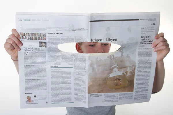 Czytanie gazet — Zdjęcie stockowe