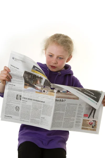 Читаючи газету — стокове фото