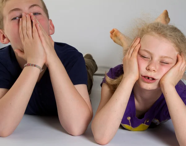 Gelangweilte Kinder — Stockfoto