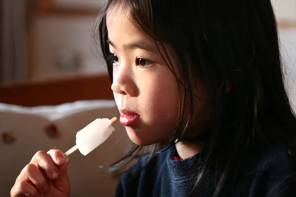 Criança comendo gelo — Fotografia de Stock