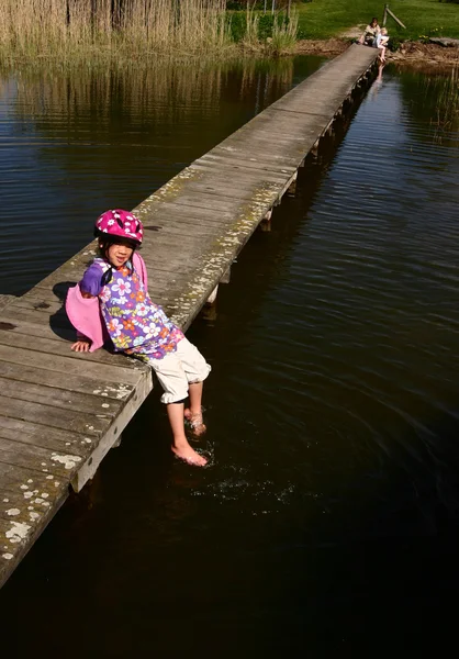 Enfant jouant au lac — Photo