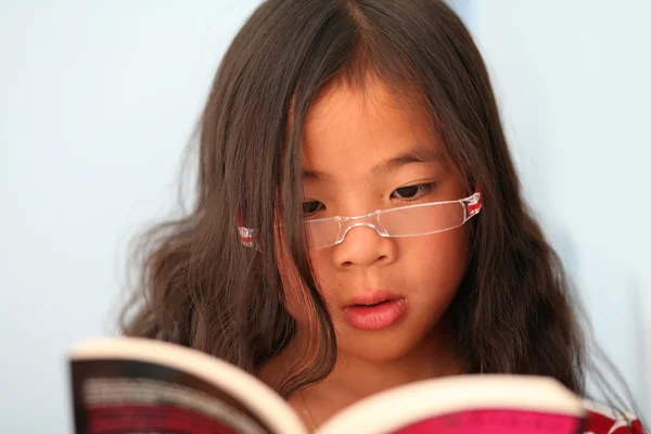 Чтение детей — стоковое фото