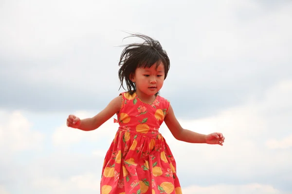 Salto criança feliz — Fotografia de Stock