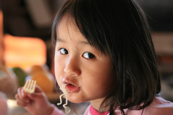 Niños comiendo — Foto de Stock