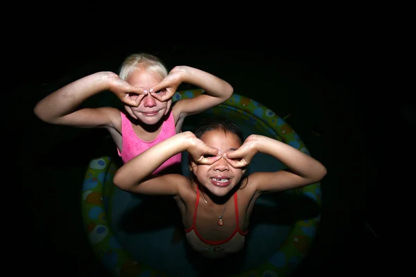 Mädchen haben Spaß im Wasser — Stockfoto