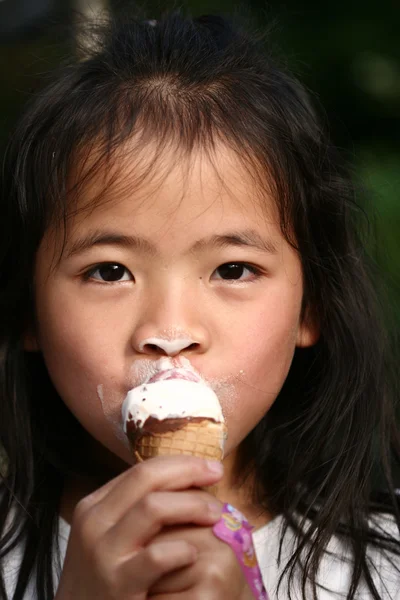 Bambino che mangia ghiaccio — Foto Stock