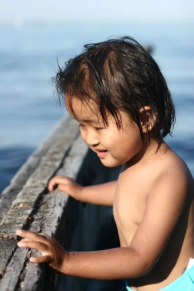 Niño y agua —  Fotos de Stock
