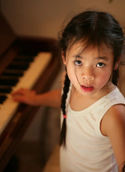 Προφίλ του παιδιού στο πιάνο — Φωτογραφία Αρχείου