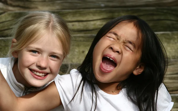 Fechar o rosto de crianças felizes enquanto sorri rindo e brincando — Fotografia de Stock