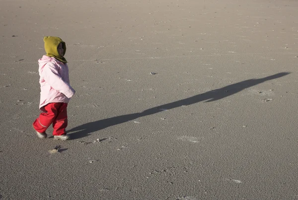 Lapsi rannalla — kuvapankkivalokuva