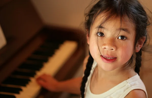 Προφίλ του παιδιού στο πιάνο Εικόνα Αρχείου