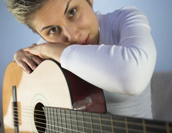 Женщина и гитара — стоковое фото