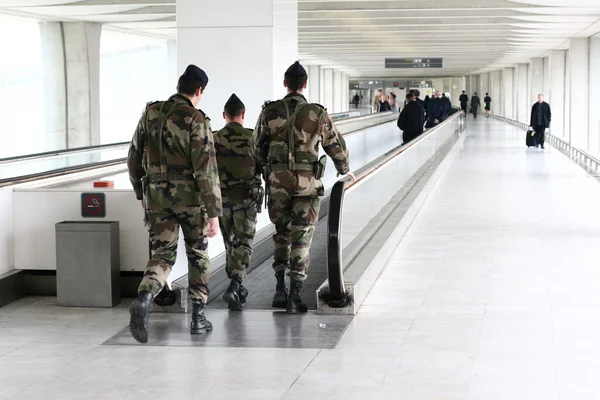 Militari all'aeroporto CDG di Parigi — Foto Stock