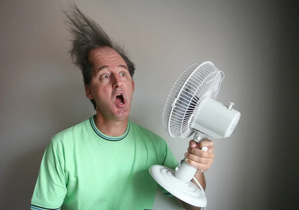 Hombre con secador de pelo — Foto de Stock