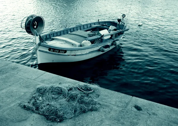 Лодка в заливе Кальви — стоковое фото