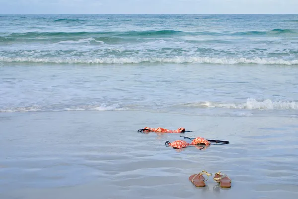 Dünner, orangefarbener Bikini am Strand — Stockfoto