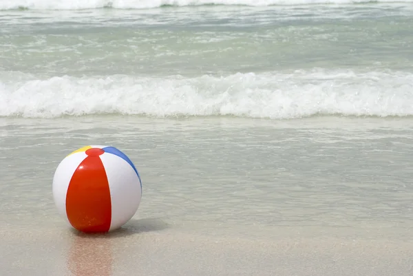 Plážový míč v příboji oceánu — Stock fotografie